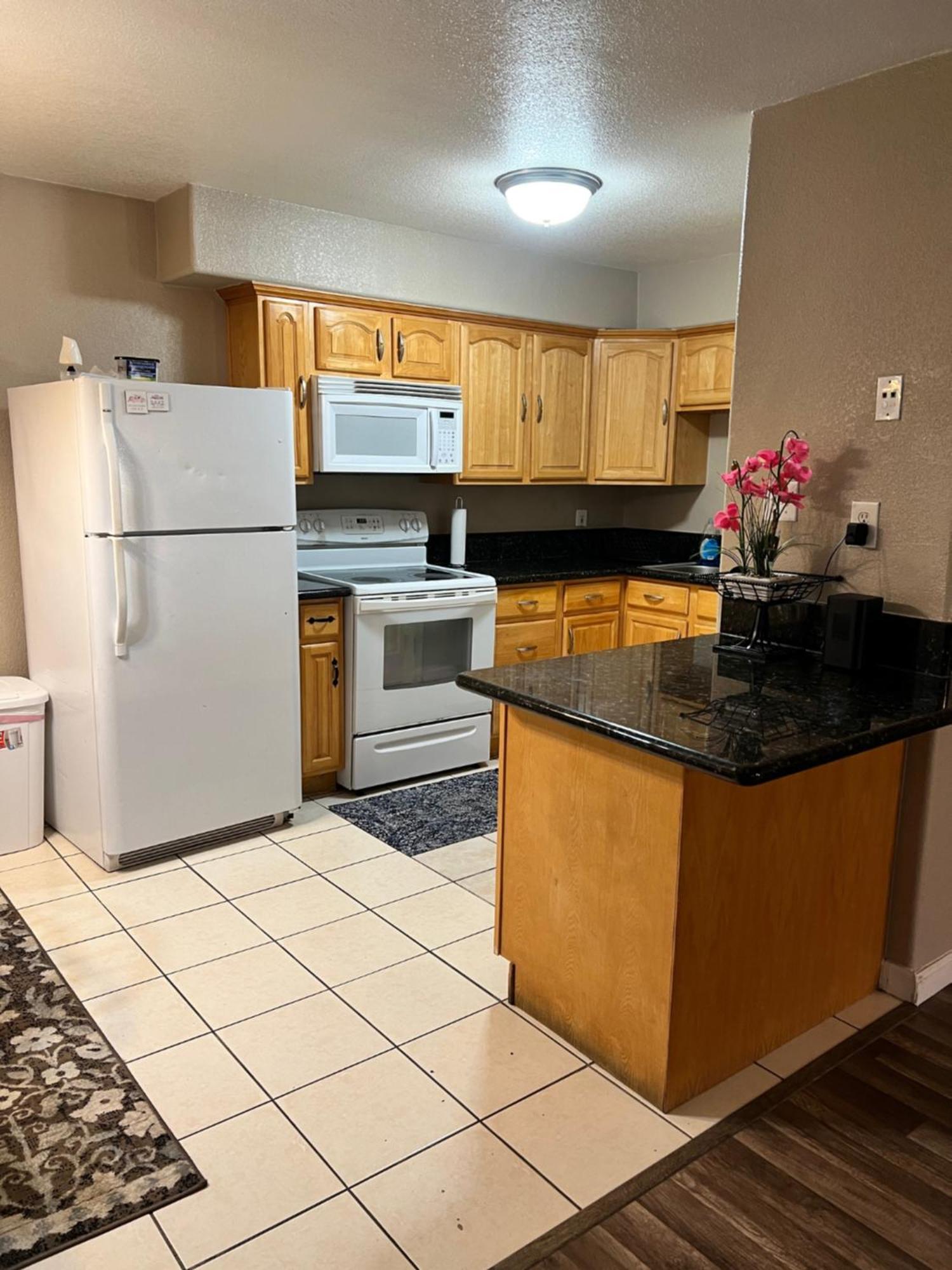 Quiet 1bed,1bath With Free Parking Apartment *