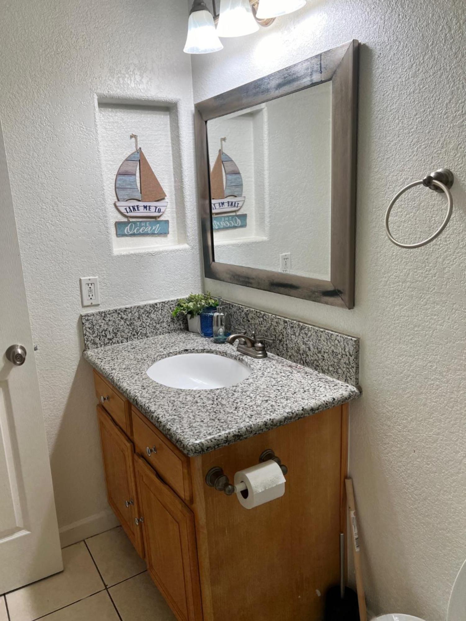 Quiet 1bed,1bath With Free Parking Apartment