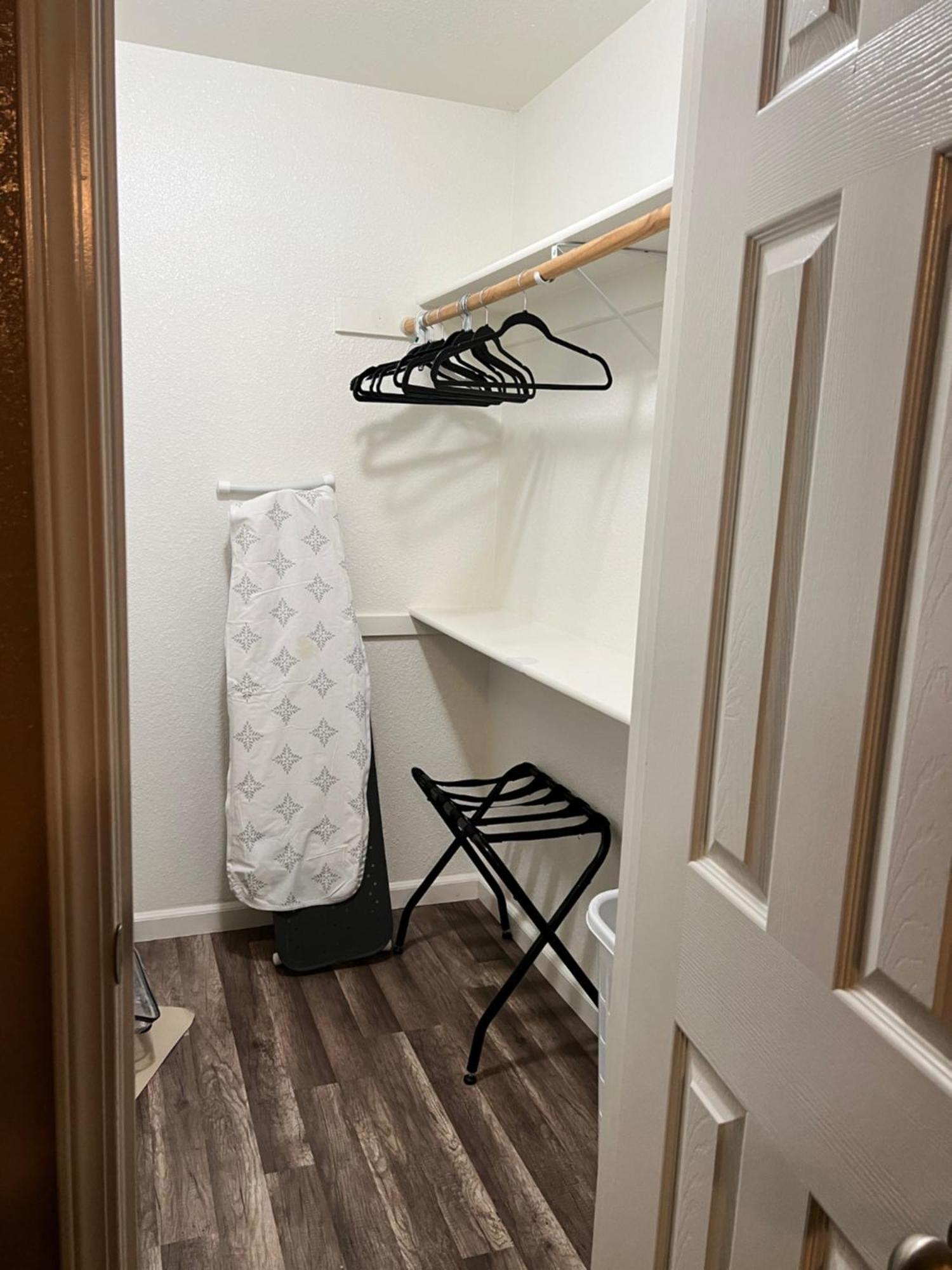 Apartment Quiet 1bed,1bath With Free Parking *